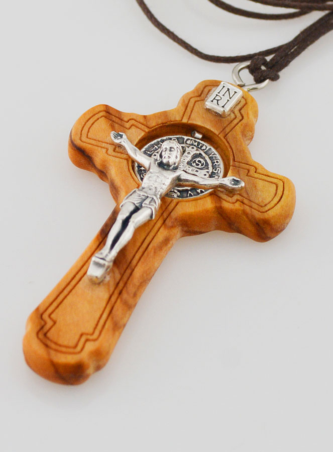 Croix de Saint Benoît en Bois d'Olivier Sculpté (pic 3)