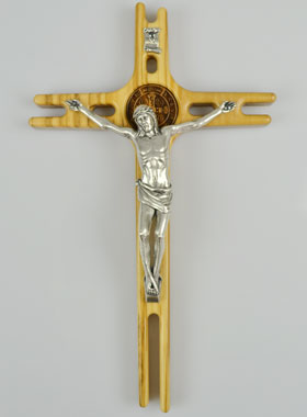 Crucifix de Saint Benoît en Bois d'Olivier - 19cm (pic 1)