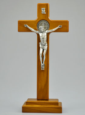 Crucifix de Saint Benoît en Bois Foncé sur Socle - 22cm (pic 1)