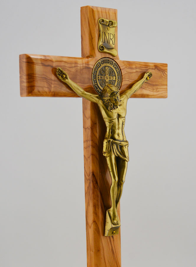 Croix de Saint Benoit en Bois d'Olivier - Socle Coffret (pic 4)