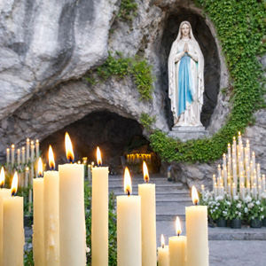 Déposez un Cierge à la Grotte de Lourdes